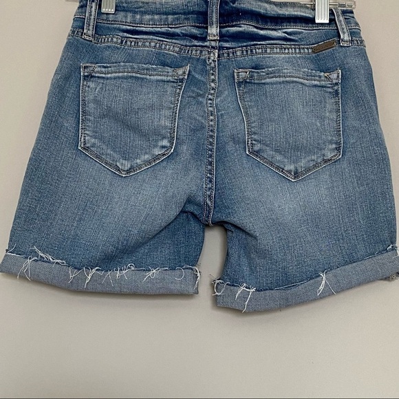 Kancan Medium-Light Wash Distressed 5.5" Inseam Denim Jean Shorts, size Small - Picture 3 of 16